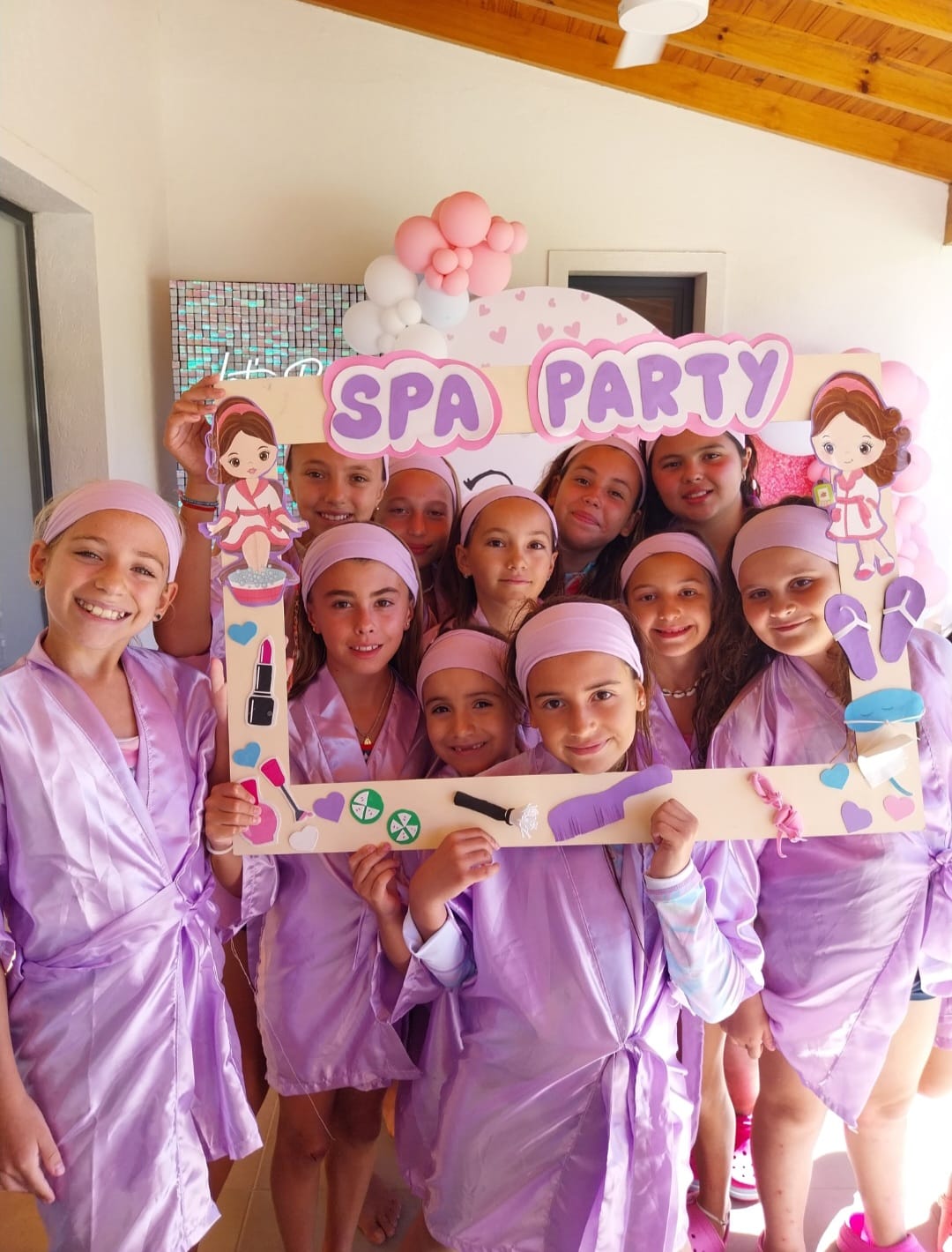 Kit y elementos de estética infantil en tonos lilas para una experiencia spa